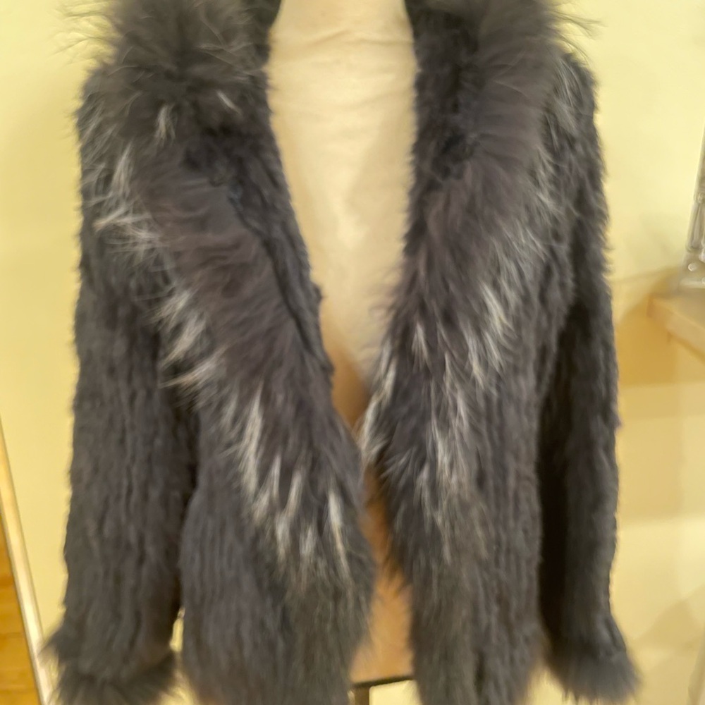 Chic new navy real fur rabbit jacket size L
Bought recently in Paris